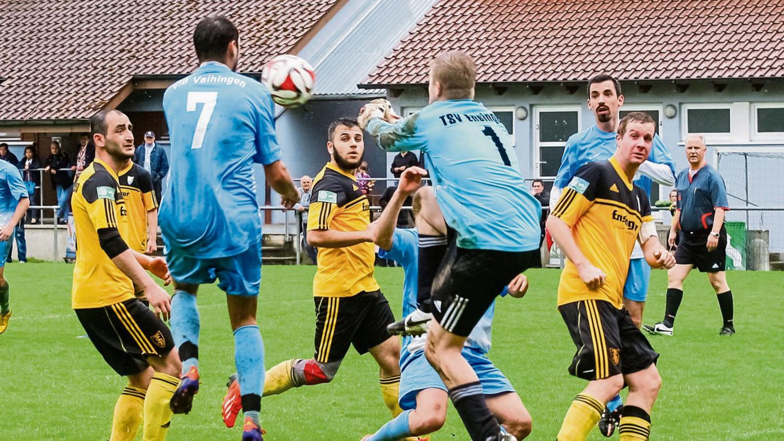 Marvin Seizinger (TSV Ensingen) klärt per Faustabwehr gegen den Vaihinger Sven Adam. Am Ende stand eine Punkteteilung beim 2:2. Foto: Simecek Marvin Seizinger (TSV Ensingen) klärt per Faustabwehr gegen den Vaihinger Sven Adam. Am Ende stand eine Punkteteilung beim 2:2. Foto: Simecek