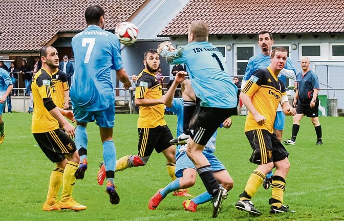 Marvin Seizinger (TSV Ensingen) klärt per Faustabwehr gegen den Vaihinger Sven Adam. Am Ende stand eine Punkteteilung beim 2:2. Foto: Simecek