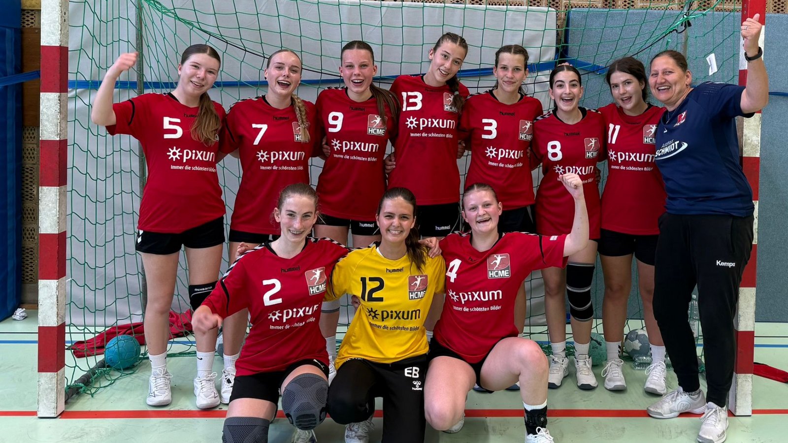 Die B-Juniorinnen des HCME jubeln nach einem starken Spieltag zurecht. Foto: privat
