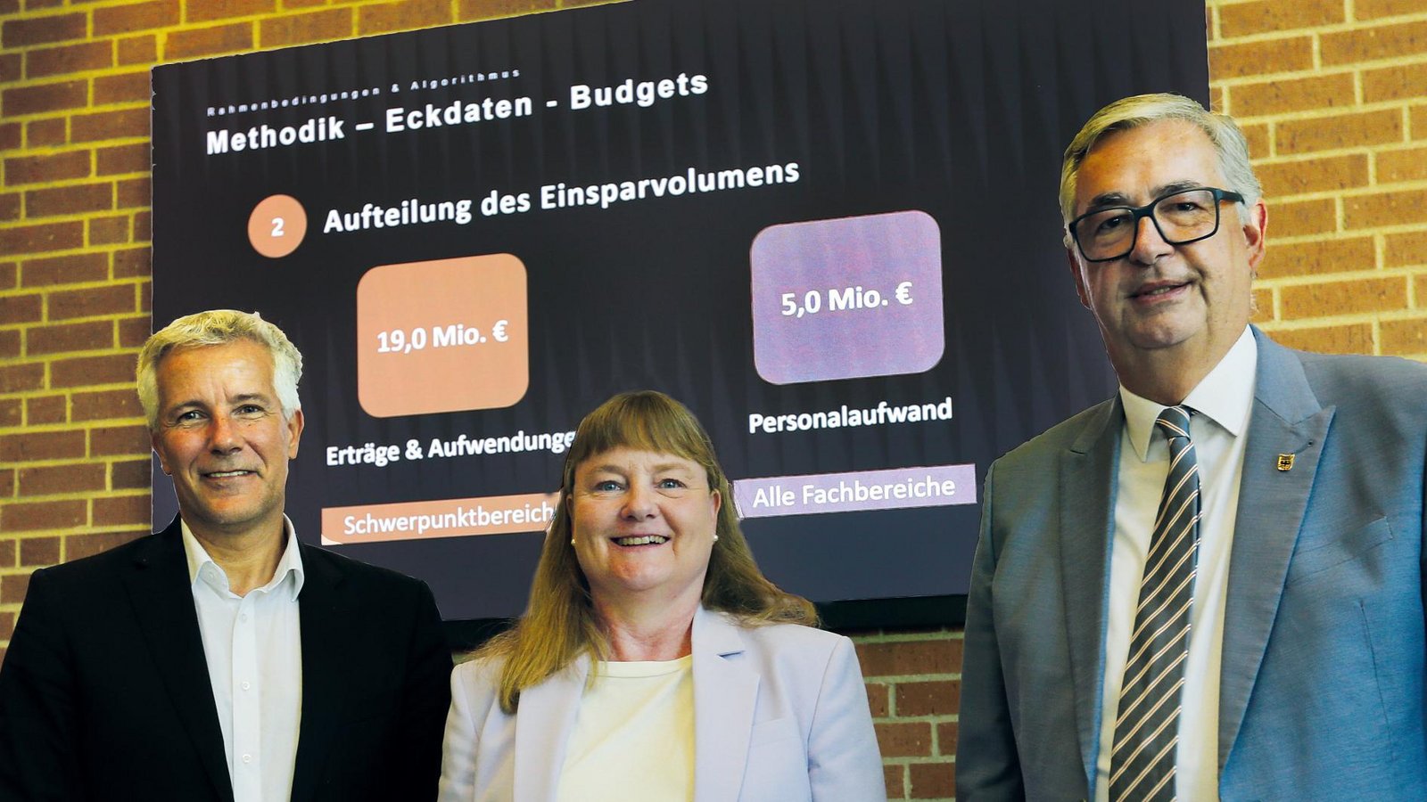 Landrat Dietmar Allgaier (von rechts), Finanzdezernentin Bettina Beck und der externe Projektleiter Jürgen Kientz stellen die Einsparungen für den Landkreis-Haushalt 2027 vor. Foto: Küppers Landrat Dietmar Allgaier (von rechts), Finanzdezernentin Bettina Beck und der externe Projektleiter Jürgen Kientz stellen die Einsparungen für den Landkreis-Haushalt 2027 vor. Foto: Küppers