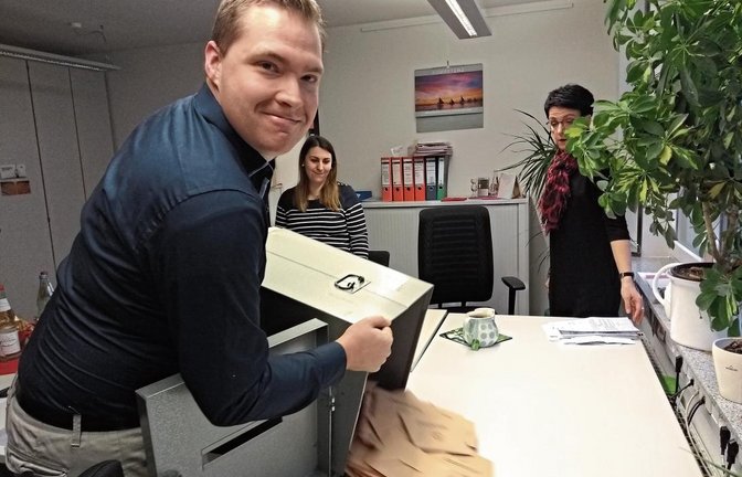 Das öffentliche Interesse an der Stimmenauszählung im Gebäude des Zentralen Services der Stadtverwaltung war gering. Sechs Mitarbeiter der Verwaltung und Wahlvorstand Lars Roller zählten die Stimmen aus.  Foto: Glemser