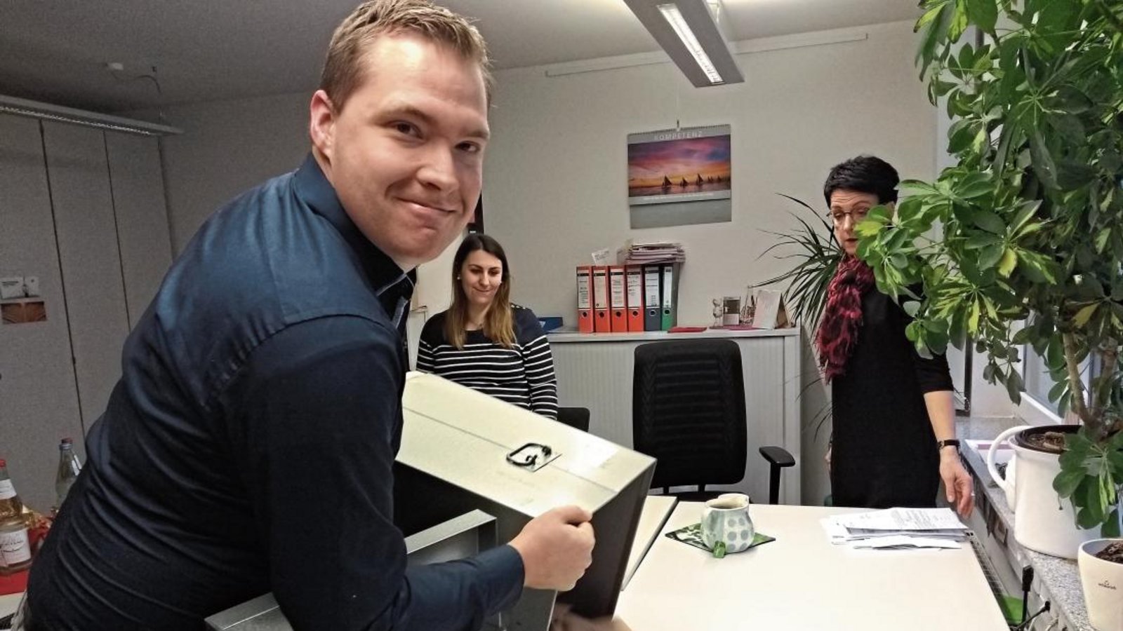 Das öffentliche Interesse an der Stimmenauszählung im Gebäude des Zentralen Services der Stadtverwaltung war gering. Sechs Mitarbeiter der Verwaltung und Wahlvorstand Lars Roller zählten die Stimmen aus.  Foto: Glemser