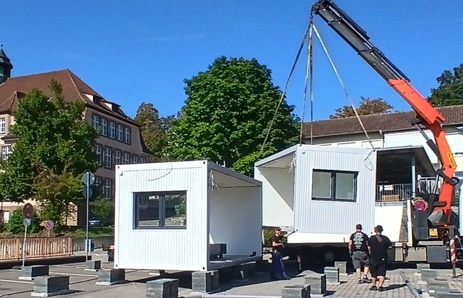 Seit Wochenbeginn werden die Modulteile für die Container-Klassenzimmer an der Schlossbergschule geliefert. Aufgestellt werden sie auf dem bisherigen Lehrerparkplatz. <span class='image-autor'>Foto: Michels-Straub</span>