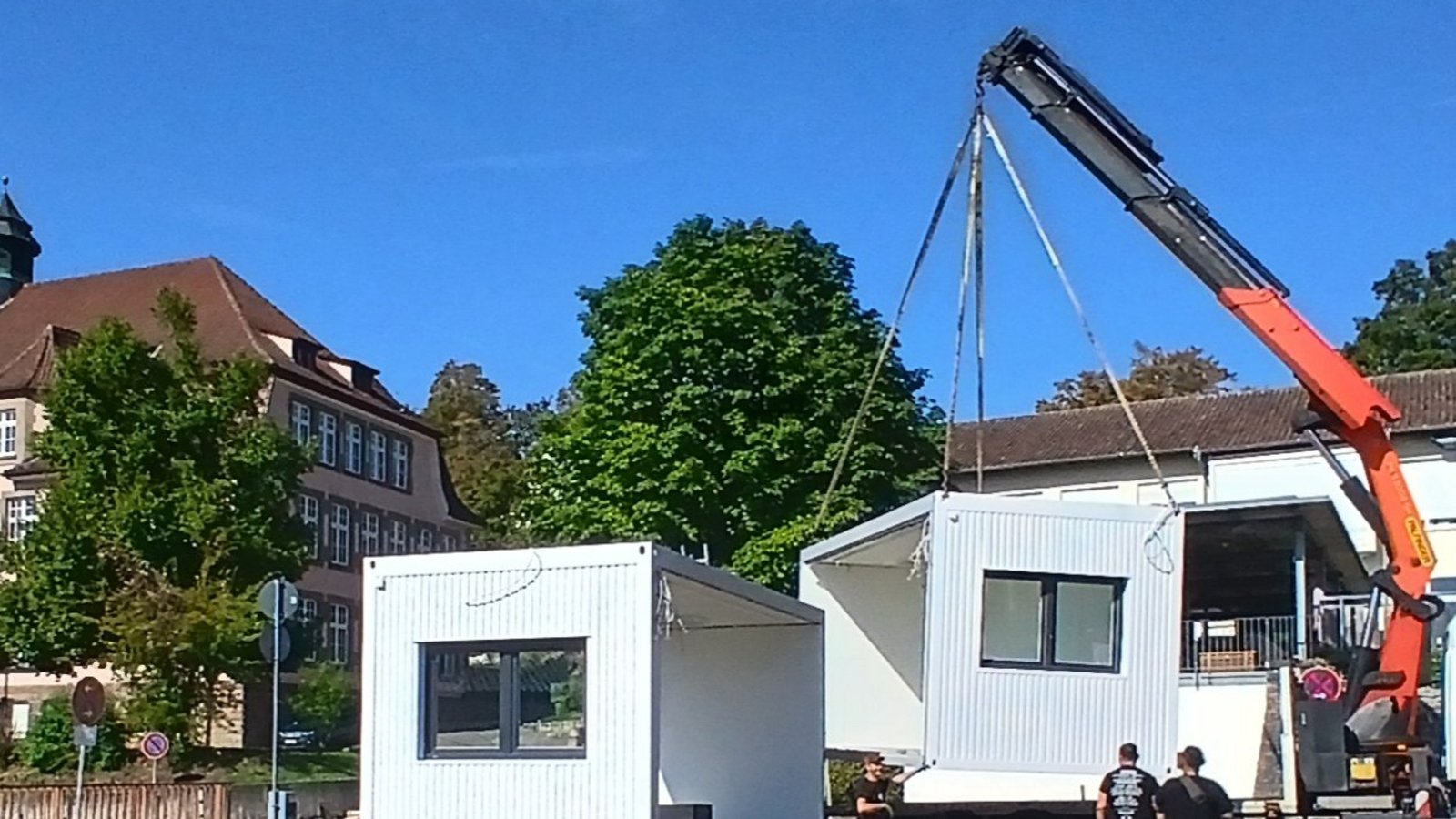 Seit Wochenbeginn werden die Modulteile für die Container-Klassenzimmer an der Schlossbergschule geliefert. Aufgestellt werden sie auf dem bisherigen Lehrerparkplatz. Foto: Michels-Straub Seit Wochenbeginn werden die Modulteile für die Container-Klassenzimmer an der Schlossbergschule geliefert. Aufgestellt werden sie auf dem bisherigen Lehrerparkplatz. Foto: Michels-Straub