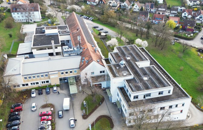 Den an den Parkplatz (vorne) angrenzenden Gebäuden bescheinigt der Sachverständige eine dauerhafte Nutzbarkeit – nicht jedoch den dahinter liegenden Anbauten mit dem OP-Trakt. Dort sind ein Abriss und eine Neubebauung langfristig eine Option. Das ehemalige Wohnheim links im Hintergrund kann weiterhin als Mietobjekt für Einnahmen sorgen.  Archivfoto: VKZ/Küppers