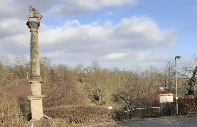 Der Platz vor der Jupiter-Giganten-Säule an der Einmündung der Weiler- in die Hölderlinstraße in Oberriexingen soll mit einer Neugestaltung und einer Sitzbank mehr Aufenthaltsqualität erhalten.  Foto: Glemser<span class='image-autor'>Foto: Glemser</span>