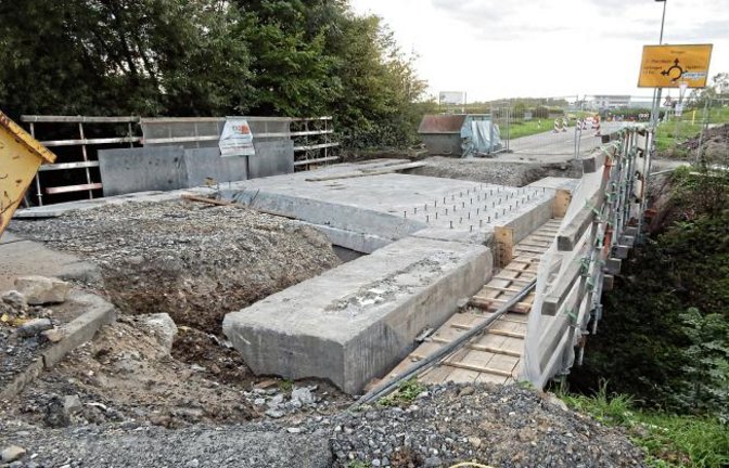Brückensanierung in der Ensinger Straße von Kleinglattbach. Das wird sicher noch dauern. Immerhin: Für Radler und Fußgänger gibt es eine Behelfsbrücke.  Foto: Arning