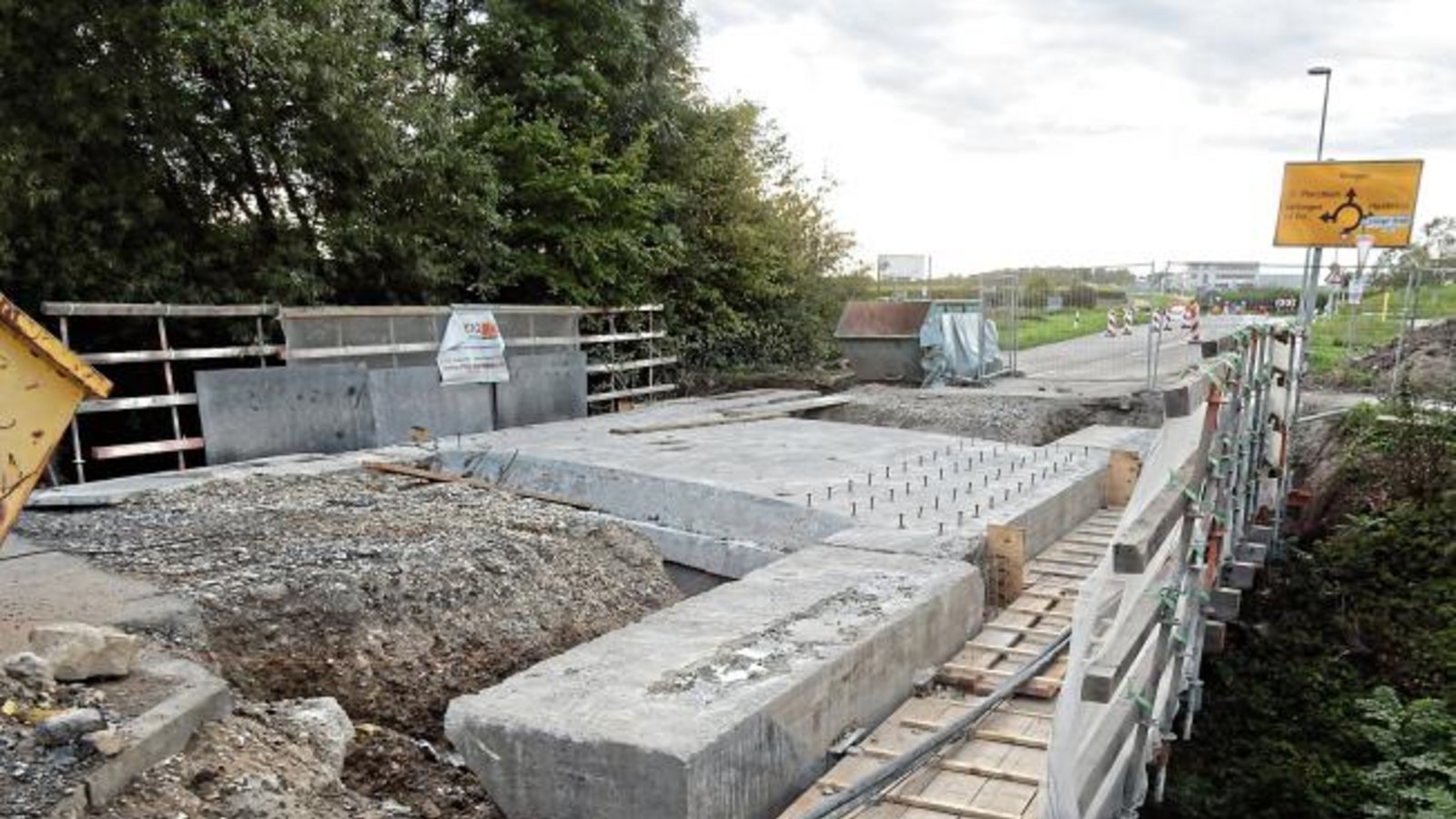 Brückensanierung in der Ensinger Straße von Kleinglattbach. Das wird sicher noch dauern. Immerhin: Für Radler und Fußgänger gibt es eine Behelfsbrücke. Foto: Arning Brückensanierung in der Ensinger Straße von Kleinglattbach. Das wird sicher noch dauern. Immerhin: Für Radler und Fußgänger gibt es eine Behelfsbrücke. Foto: Arning