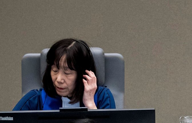 Richterin Tomoko Akane sitzt bei der ersten Anhörung des Chefs des Fußballverbandes der Zentralafrikanischen Republik Ngaissona vor dem Internationalen Strafgerichtshof (IStGH). (zu dpa: «Weltstrafgericht empört über neue Sanktionen der USA»)<span class='image-autor'>Koen Van Weel/ANP Pool via AP/dpa</span>