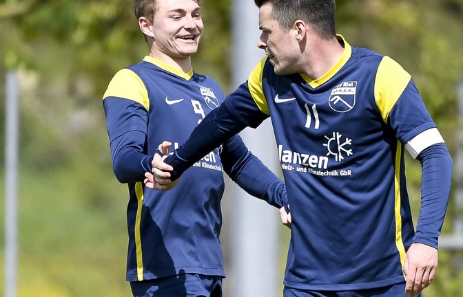Rocco Mauch (links) und Patrick Gebhardt freuen sich darüber, dass sie in der Offensivabteilung des SV Riet so gut harmonieren und zusammen fünf Tore erzielten. <span class='image-autor'>Foto: Leitner</span>
