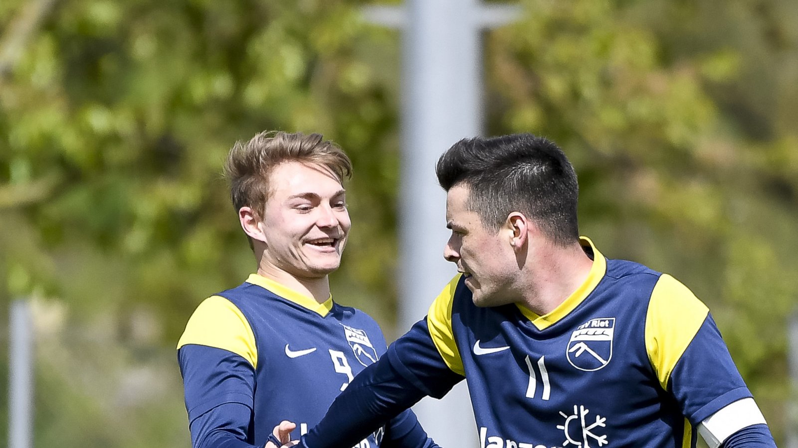 Rocco Mauch (links) und Patrick Gebhardt freuen sich darüber, dass sie in der Offensivabteilung des SV Riet so gut harmonieren und zusammen fünf Tore erzielten. Foto: Leitner Rocco Mauch (links) und Patrick Gebhardt freuen sich darüber, dass sie in der Offensivabteilung des SV Riet so gut harmonieren und zusammen fünf Tore erzielten. Foto: Leitner