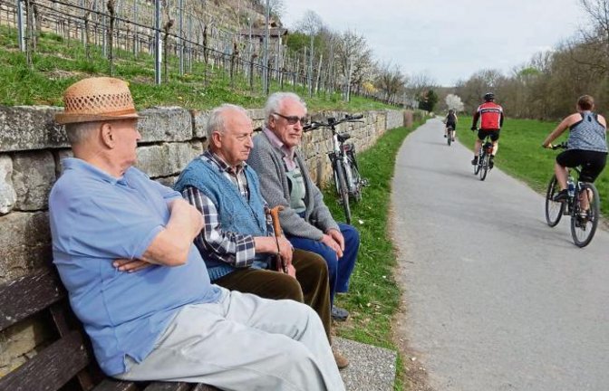 Rentnerbänkle am Enzweihinger Kornberg. Bei schönem Wetter hocken sie gerne da in der Sonne, schwätzen von heute und von früher und freuen sich über die Natur und die Radler.  Foto: Arning