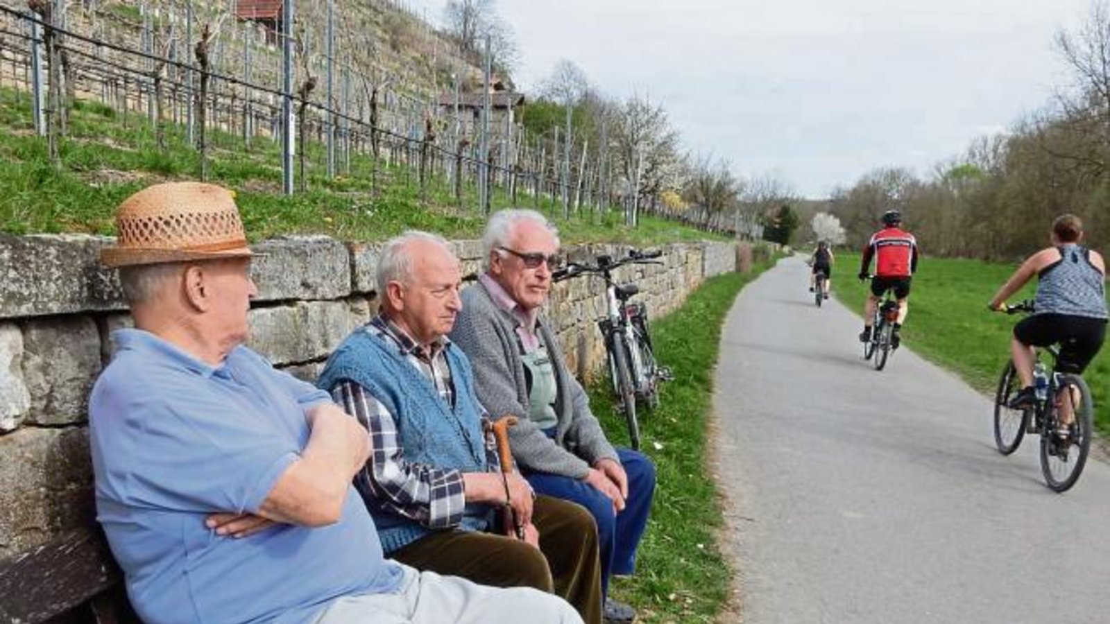 Rentnerbänkle am Enzweihinger Kornberg. Bei schönem Wetter hocken sie gerne da in der Sonne, schwätzen von heute und von früher und freuen sich über die Natur und die Radler. Foto: Arning Rentnerbänkle am Enzweihinger Kornberg. Bei schönem Wetter hocken sie gerne da in der Sonne, schwätzen von heute und von früher und freuen sich über die Natur und die Radler. Foto: Arning