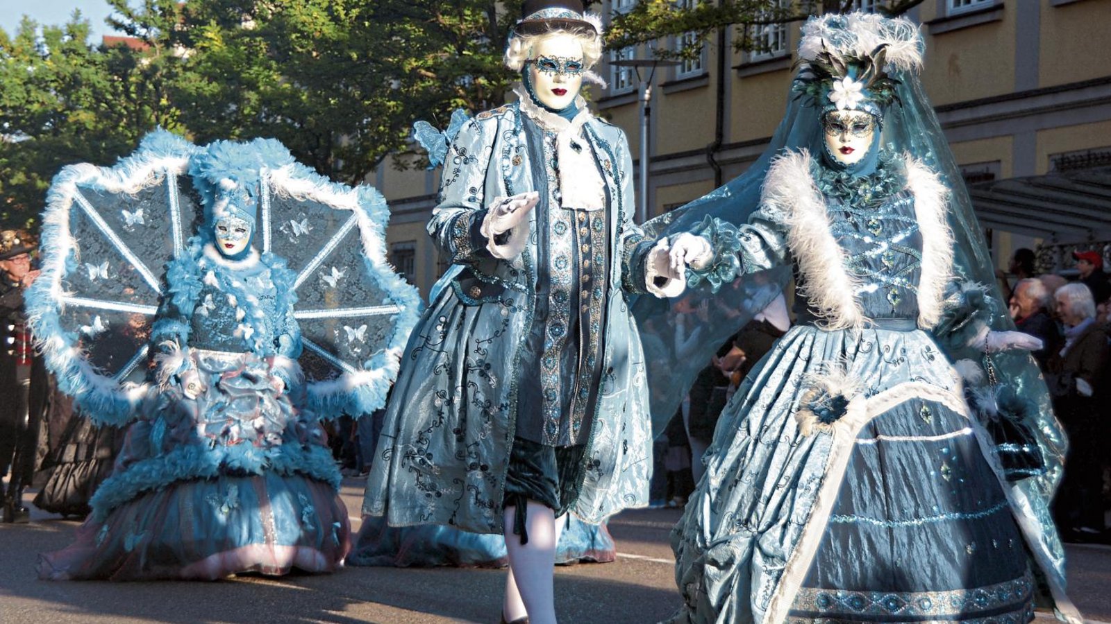 Prächtige Maskenträger flanierten auf traditioneller Route durch die Ludwigsburger Straßen.  Fotos: Stahlfeld