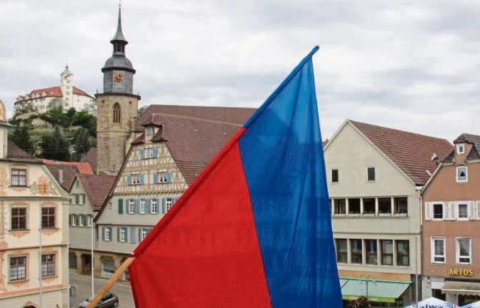 Die Fahne hängt, der Maientag kann kommen.  Foto: Rostek