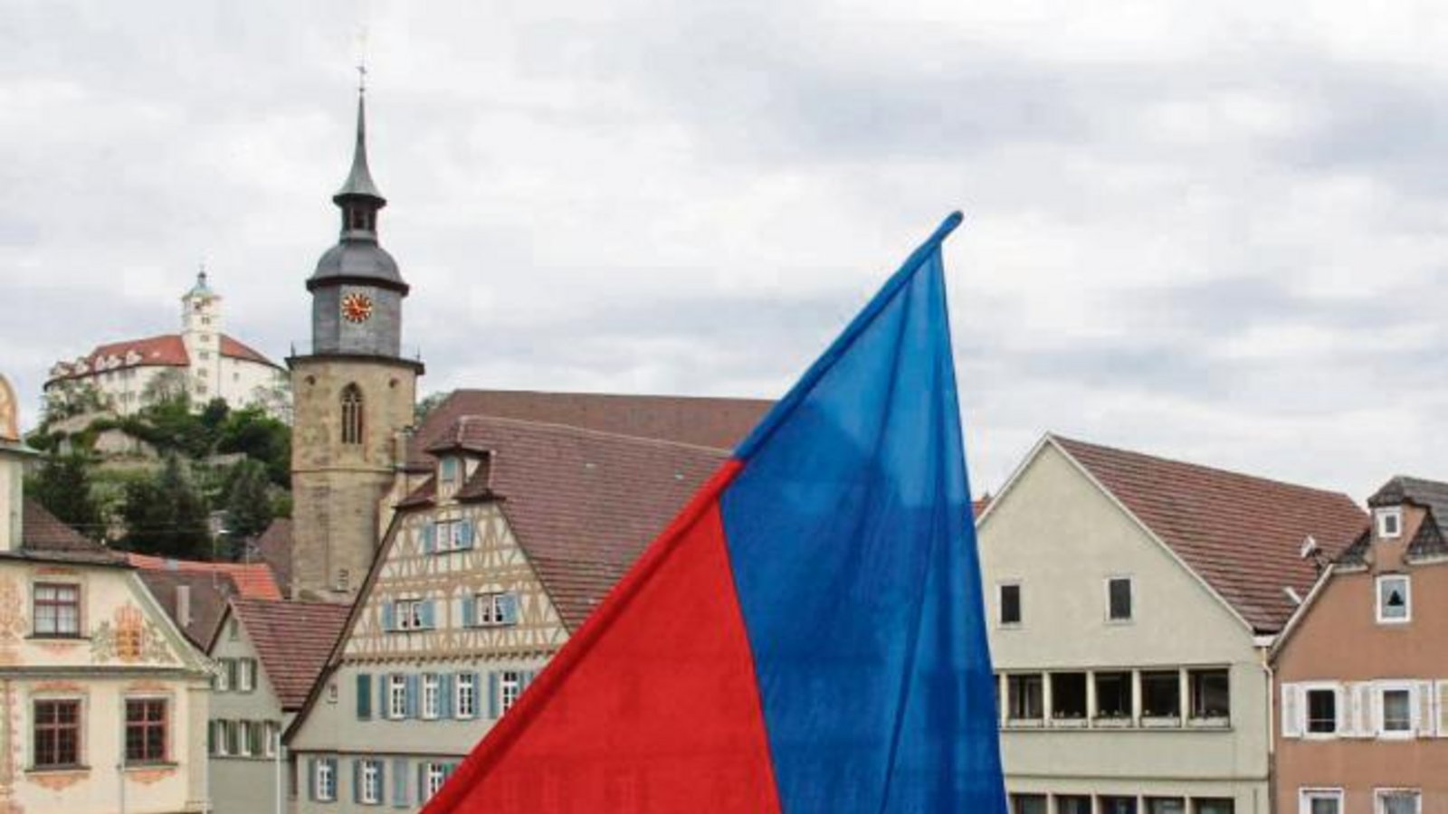 Die Fahne hängt, der Maientag kann kommen.  Foto: Rostek