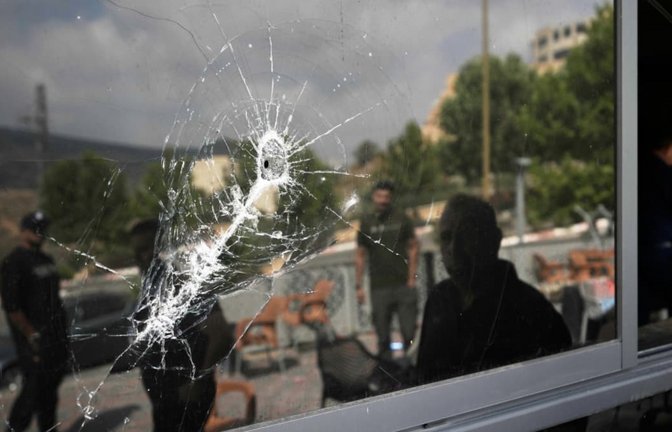 Palästinenser begutachten ein niedergebranntes Café, das in der Nacht zuvor von israelischen Siedlern in der Nähe der palästinensischen Stadt Salfit im Westjordanland verwüstet und in Brand gesetzt wurde.<span class='image-autor'>Majdi Mohammad/AP/dpa</span>