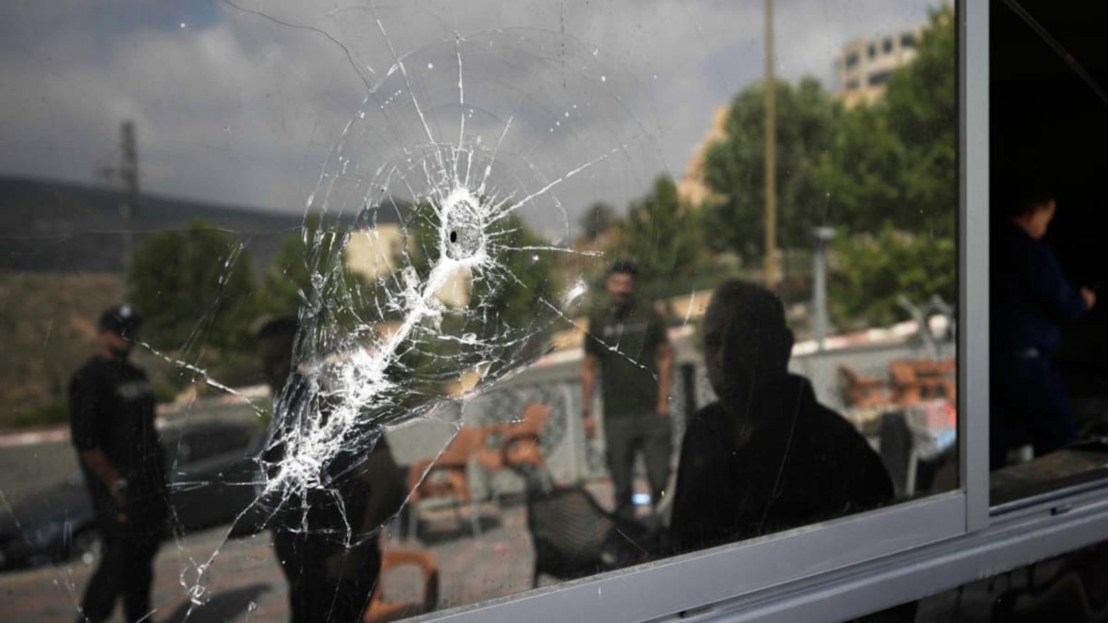Palästinenser begutachten ein niedergebranntes Café, das in der Nacht zuvor von israelischen Siedlern in der Nähe der palästinensischen Stadt Salfit im Westjordanland verwüstet und in Brand gesetzt wurde.Majdi Mohammad/AP/dpa Palästinenser begutachten ein niedergebranntes Café, das in der Nacht zuvor von israelischen Siedlern in der Nähe der palästinensischen Stadt Salfit im Westjordanland verwüstet und in Brand gesetzt wurde.Majdi Mohammad/AP/dpa