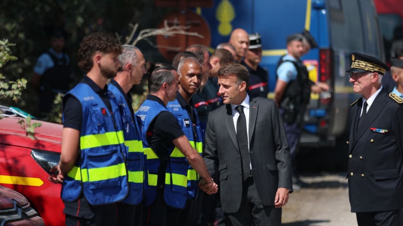 Frankreichs Präsident Macron besuchte die Einsatzkräfte.Mohammed Badra/Pool EPA/AP/dpa