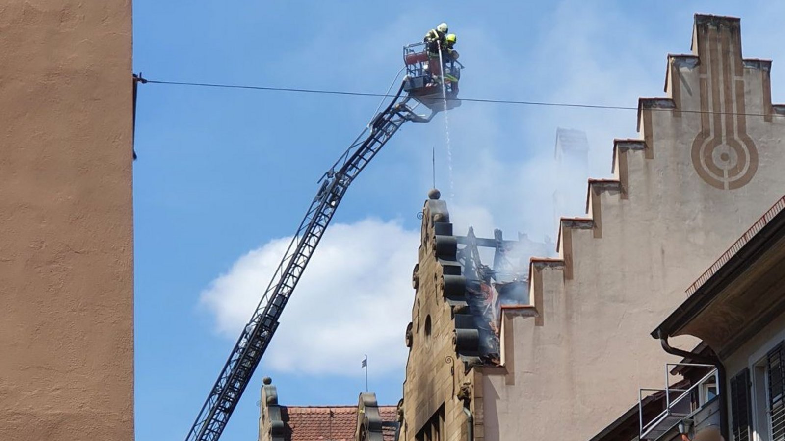 Noch bis zum Abend muss die Feuerwehr Glutnester löschen.Foto: red/Eberhard Wein