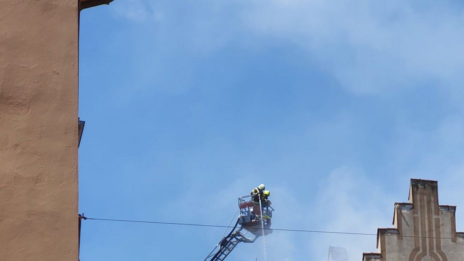 Noch bis zum Abend muss die Feuerwehr Glutnester löschen.Foto: red/Eberhard Wein Noch bis zum Abend muss die Feuerwehr Glutnester löschen.Foto: red/Eberhard Wein