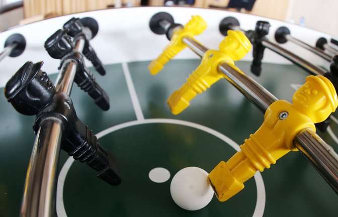 Seit 2010 ist Tischfußball in Deutschland als Sportart anerkannt. Zehn Mannschaften spielen in der höchsten Liga im Land, darunter der Verein 1710 Tübingen.<span class='image-autor'>Foto: picture alliance/dpa/Malte Christians</span>
