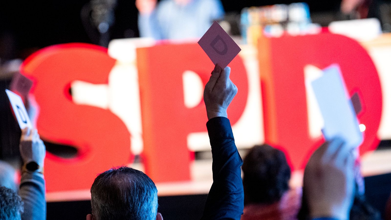 Der Aufstand gegen den Kanzler bleibt beim SPD-Parteitag aus – zumindest auf der Bühne (Archivbild).Foto: picture alliance/dpa/Daniel Bockwoldt Der Aufstand gegen den Kanzler bleibt beim SPD-Parteitag aus – zumindest auf der Bühne (Archivbild).Foto: picture alliance/dpa/Daniel Bockwoldt