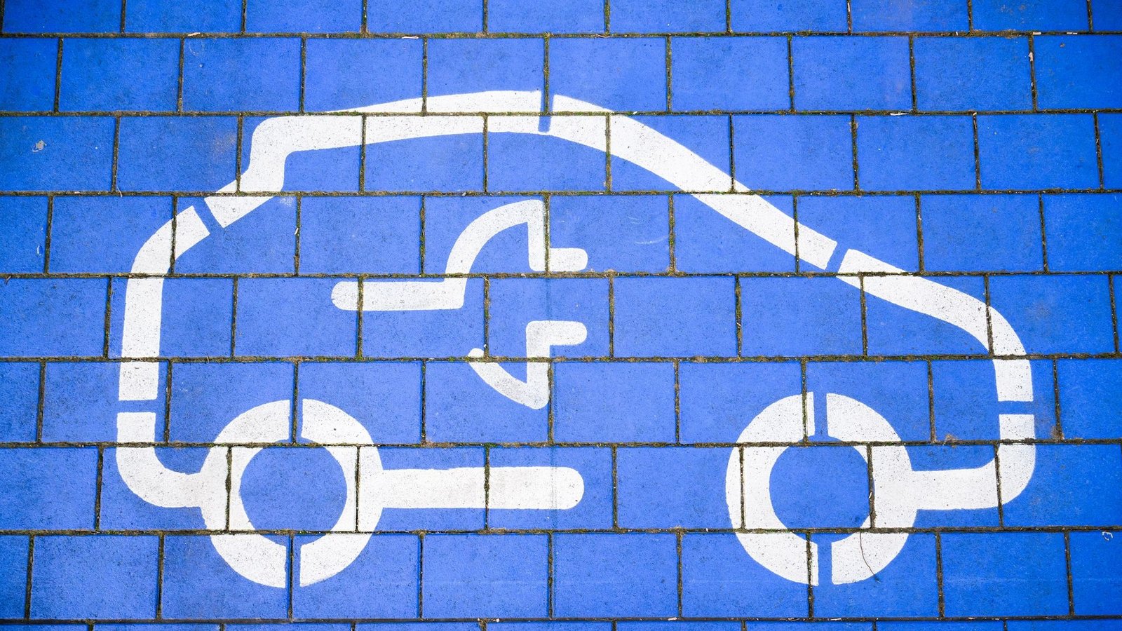 Etwa jeder 35. Pkw auf deutschen Straßen ist ein Elektroauto.Foto: Julian Stratenschulte/dpa