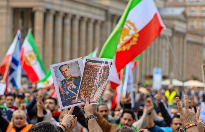Exiliraner schwenken die historische Iranflagge und fordern die Rückkehr der Schah-Dynastie.<span class='image-autor'>Foto: Lichtgut/Leif Piechowski</span>