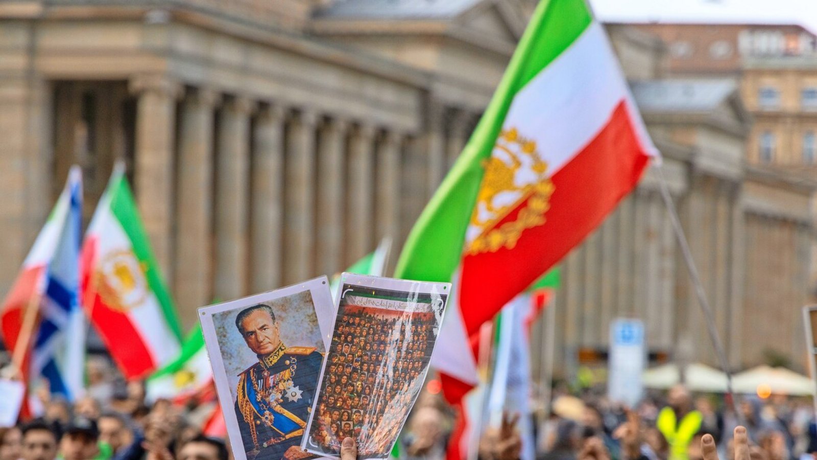 Exiliraner schwenken die historische Iranflagge und fordern die Rückkehr der Schah-Dynastie.Foto: Lichtgut/Leif Piechowski Exiliraner schwenken die historische Iranflagge und fordern die Rückkehr der Schah-Dynastie.Foto: Lichtgut/Leif Piechowski