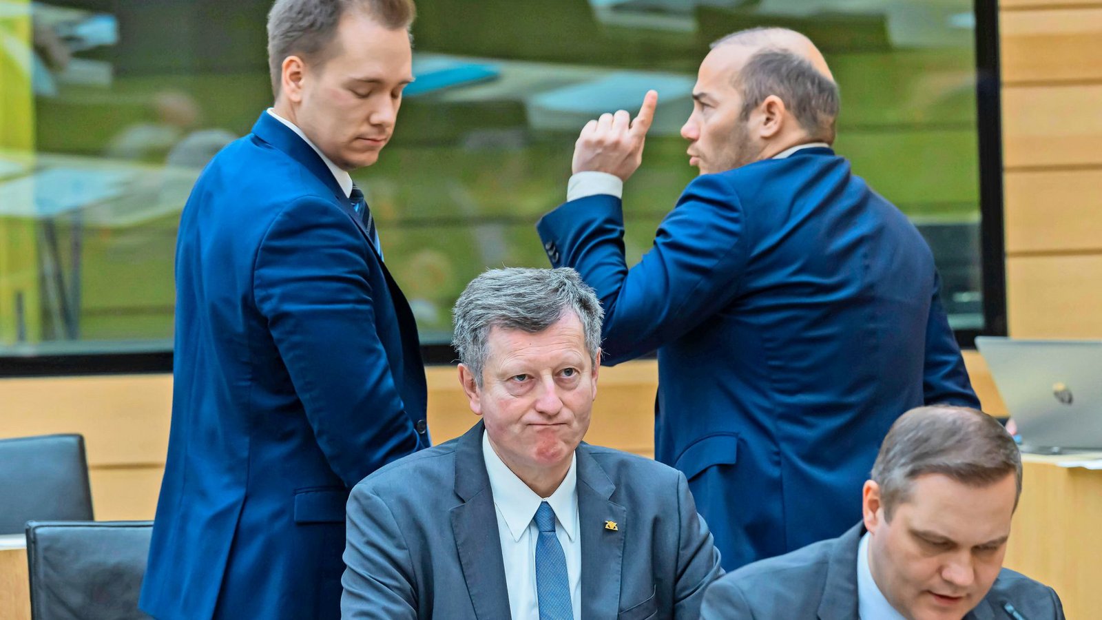Miguel Klauß (hinten rechts) im baden-württembergischen Landtag.Foto: IMAGO/Arnulf Hettrich
