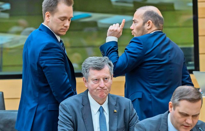 Miguel Klauß (hinten rechts) im baden-württembergischen Landtag.<span class='image-autor'>Foto: IMAGO/Arnulf Hettrich</span>