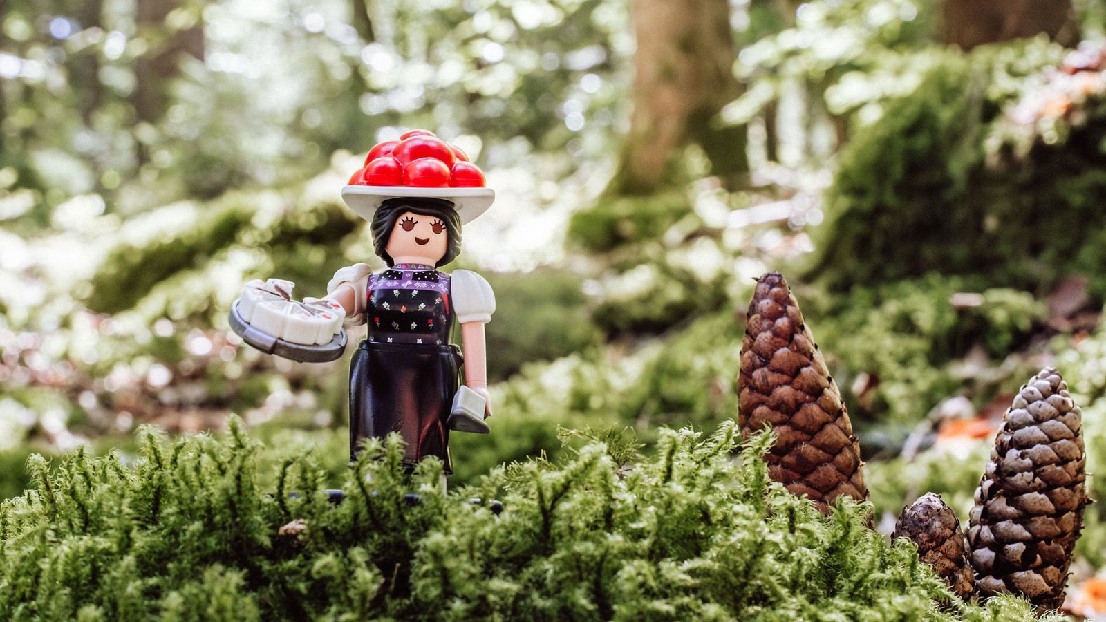 Kommt mit Schwarzwälder Kirschtorte: Die Sonderfigur von Playmobil.Foto: Max Günter/Baiersbronn Touristik Kommt mit Schwarzwälder Kirschtorte: Die Sonderfigur von Playmobil.Foto: Max Günter/Baiersbronn Touristik