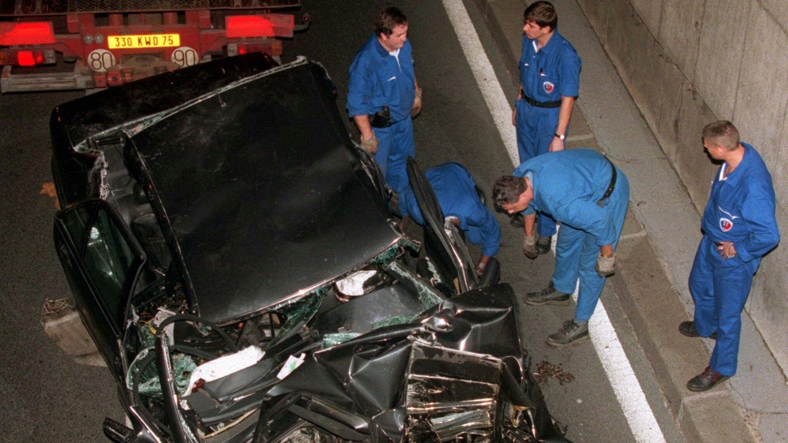 Am 31. August 1997 der Schock: Prinzessin Dianas Wagen prallt kurz nach Mitternacht in Paris gegen einen Tunnelpfeiler. Dianas Partner Dodi Al-Fayed und der Fahrer Henri Paul starben noch am Unfallort. Diana wird in den frühen Morgenstunden für tot erklärt. Lediglich ein Leibwächter überlebt den Unfall mit schweren Verletzungen. In mehreren Verfahren wurde Dianas Tod als Unfall eingestuft. Der Fahrer hatte fünf verschiedene Medikamente sowie 1,8 Promille Alkohol im Blut. Immer wieder wird jedoch die Rolle der Paparazzi hinterfragt, die den Wagen verfolgt haben.Foto: picture alliance / Jerome Delay/AP/dpa | Jerome Delay