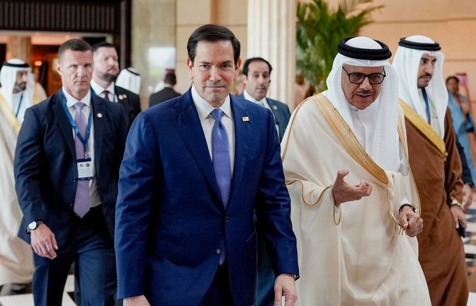 Rubio mit dem bahrainischen Außenminister al-Sajani.<span class='image-autor'>Foto: Eric Lee/Pool Reuters/AP/dpa</span>