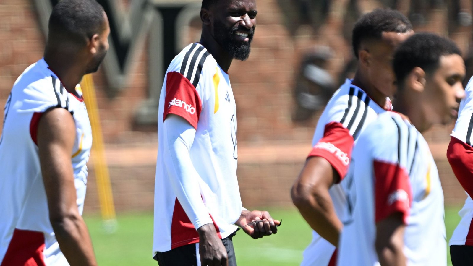Antonio Rüdiger hat bei der WM eine für ihn ungewohnte Rolle.Foto: Federico Gambarini/dpa