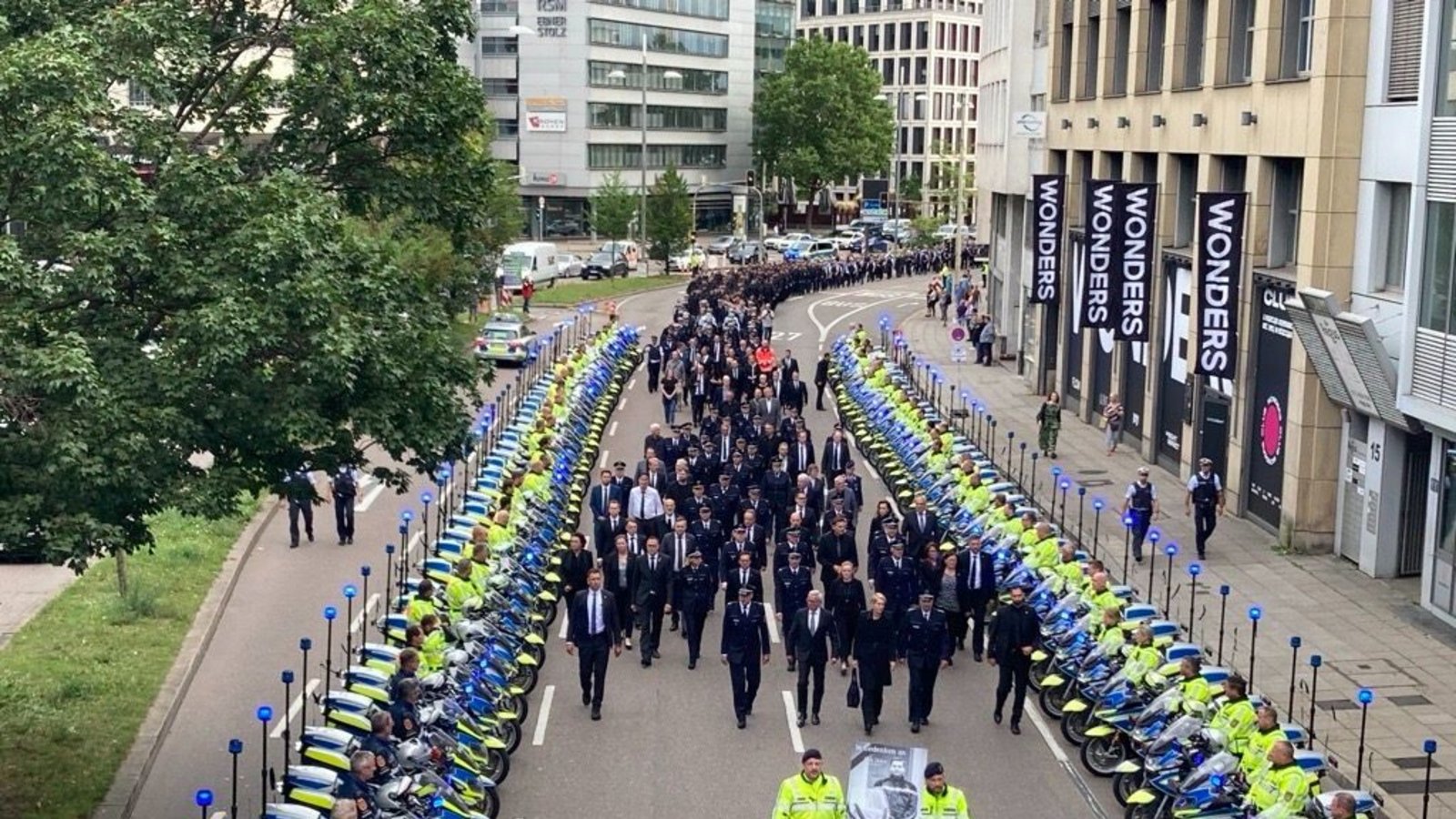 700 Fußgänger und ein langes Motorradspalier: Der Trauerzug in der Theodor-Heuss-Straße.Foto: red/Wolf-Dieter Obst 700 Fußgänger und ein langes Motorradspalier: Der Trauerzug in der Theodor-Heuss-Straße.Foto: red/Wolf-Dieter Obst