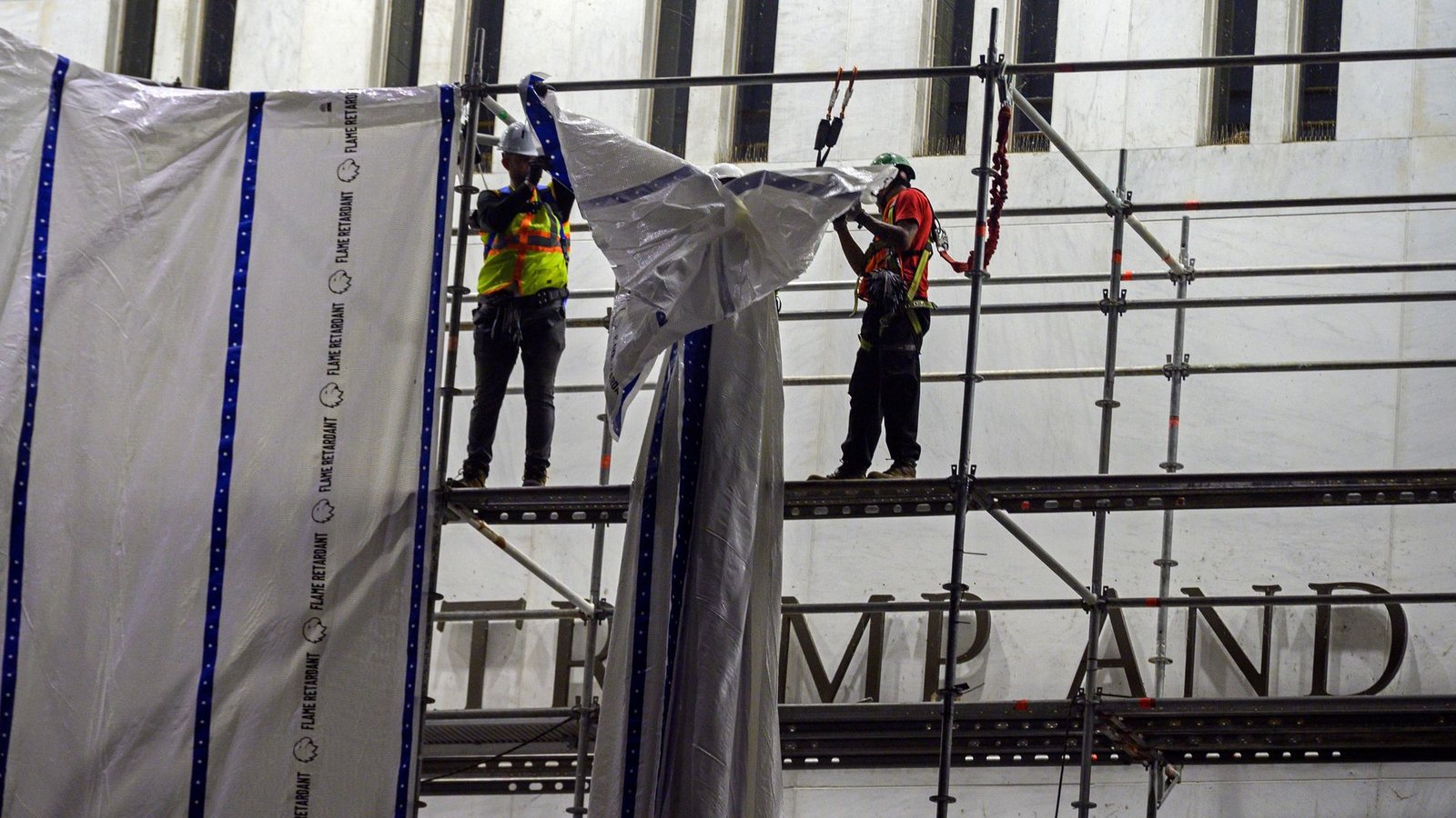 Arbeiter haben laut dem Kennedy Center Trumps Namen von der Fassade der Kultureinrichtung entfernt.Foto: Cliff Owen/AP/dpa Arbeiter haben laut dem Kennedy Center Trumps Namen von der Fassade der Kultureinrichtung entfernt.Foto: Cliff Owen/AP/dpa