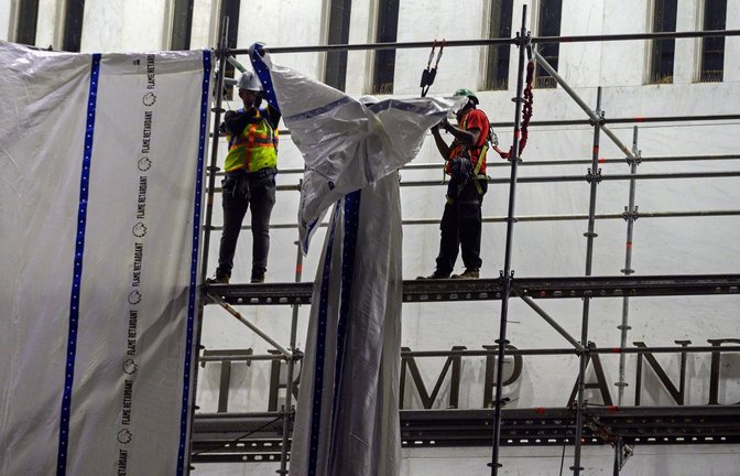 Arbeiter haben laut dem Kennedy Center Trumps Namen von der Fassade der Kultureinrichtung entfernt.<span class='image-autor'>Foto: Cliff Owen/AP/dpa</span>