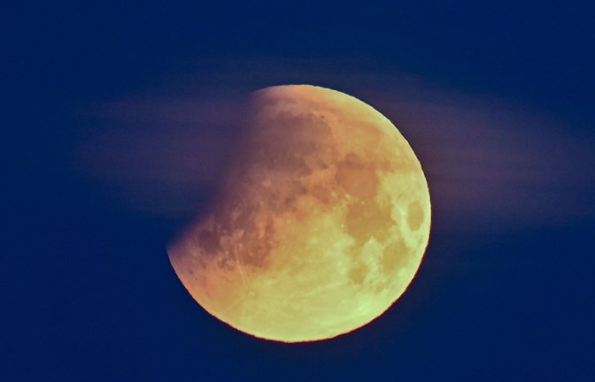 Bei der Mondfinsternis wird der Erdtrabant in ein rötlich-fahles Licht getaucht.<span class='image-autor'>Foto: dpa/Patrick Pleul</span>