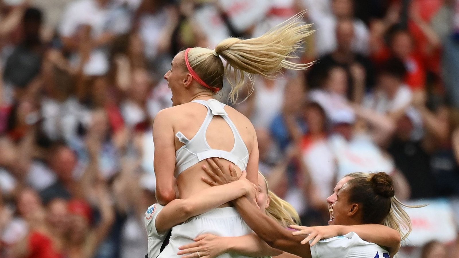 Dann aus der Traum: Chloe Kelly schoss England in der Nachspielzeit zum Sieg; die gelbe Karte fürs Ausziehen des Trikots nahm sie im Freudentaumel in Kauf.Foto: AFP/FRANCK FIFE