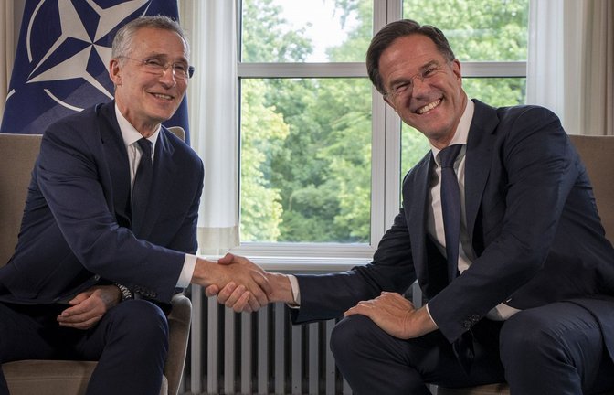 Der alte und der neue Nato-Generalsekretär. Mark Rutte (rechts) wird Nachfolger von  Jens Stoltenberg.<span class='image-autor'>Foto: dpa/Peter Dejong</span>