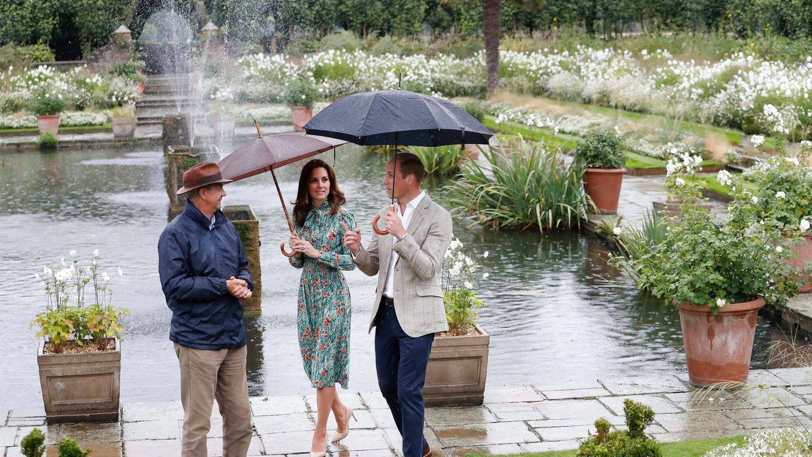 2017 besuchen Herzogin Kate und Prinz William im regnerischen London den Garten des Kensington Palace, der in Erinnerung an Williams Mutter Diana zu einem "White Garden" umgestaltet wurde.Foto: picture alliance / Kirsty Wigglesworth/PA Wire/dpa | Kirsty Wigglesworth