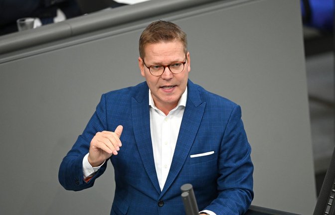 Tino Sorge (CDU) präsentiert einen neue Vorschlag um die Finanzen des angeschlagenen Gesundheitswesens zu stabilisieren.<span class='image-autor'>Foto: picture alliance/dpa/Philip Dulian</span>