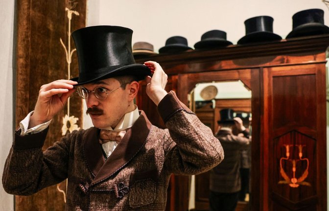 Valerio Bonanno trägt am liebsten Kleidung aus der Zeit um 1900.<span class='image-autor'>Foto: Oliver Berg/dpa</span>