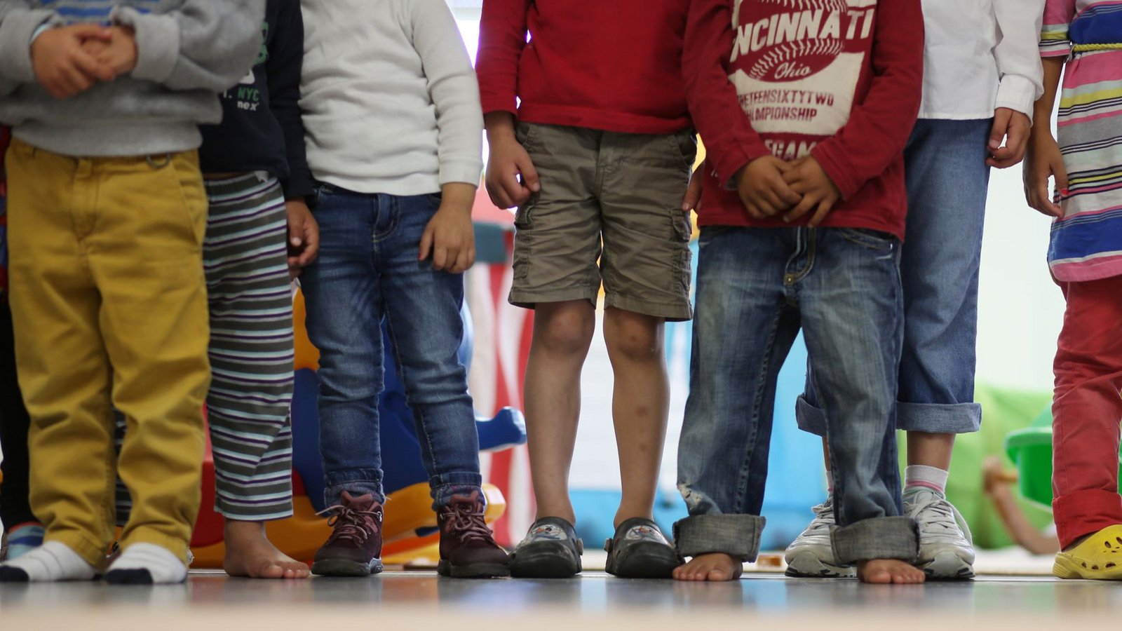Kinder stehen im Rahmen eines Medientermins in einem Kindergarten in Hamburg (Archivbild).Foto: dpa/Christian Charisius Kinder stehen im Rahmen eines Medientermins in einem Kindergarten in Hamburg (Archivbild).Foto: dpa/Christian Charisius