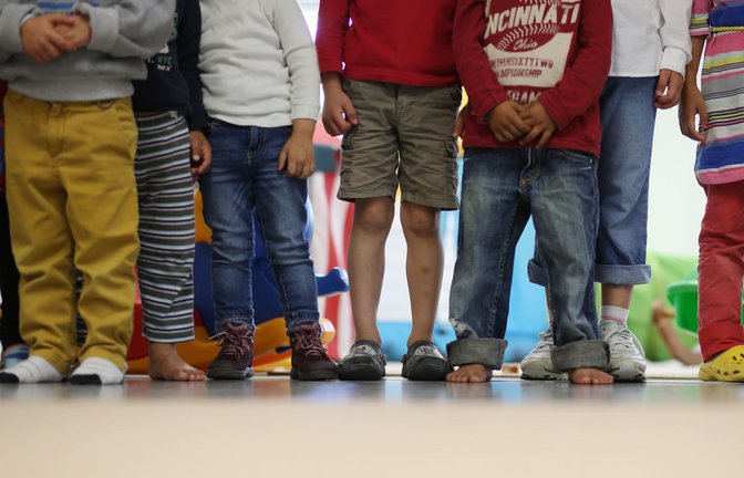 Kinder stehen im Rahmen eines Medientermins in einem Kindergarten in Hamburg (Archivbild).<span class='image-autor'>Foto: dpa/Christian Charisius</span>