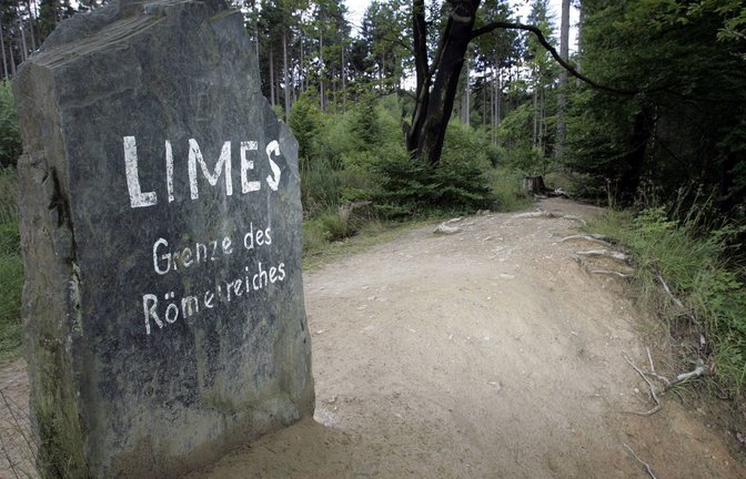 Limes-Grenze des Römischen Reiches - Stein mit Inschrift auf den Überresten des Grenzwalls in Saalburg.<span class='image-autor'>Foto: Imago/Fernando Baptista</span>