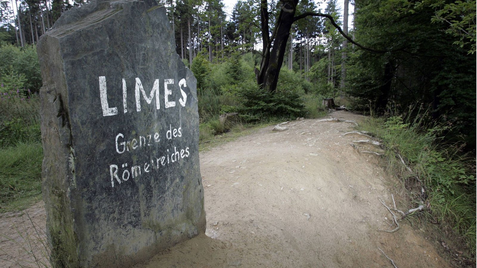 Limes-Grenze des Römischen Reiches - Stein mit Inschrift auf den Überresten des Grenzwalls in Saalburg.Foto: Imago/Fernando Baptista Limes-Grenze des Römischen Reiches - Stein mit Inschrift auf den Überresten des Grenzwalls in Saalburg.Foto: Imago/Fernando Baptista