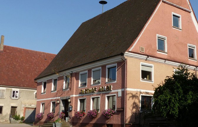 Gegen Leerstand auf dem Land: Alte, denkmalgeschützte Gebäude umwidmen, ist kostspielig. Das Land Baden-Württemberg unterstützt auch Umwidmungen  von   Gaststätten in Wohnraum wie hier beim  Gasthaus Adler im Landkreis Biberach .<span class='image-autor'>Foto: BW/LAD Ritzmann</span>